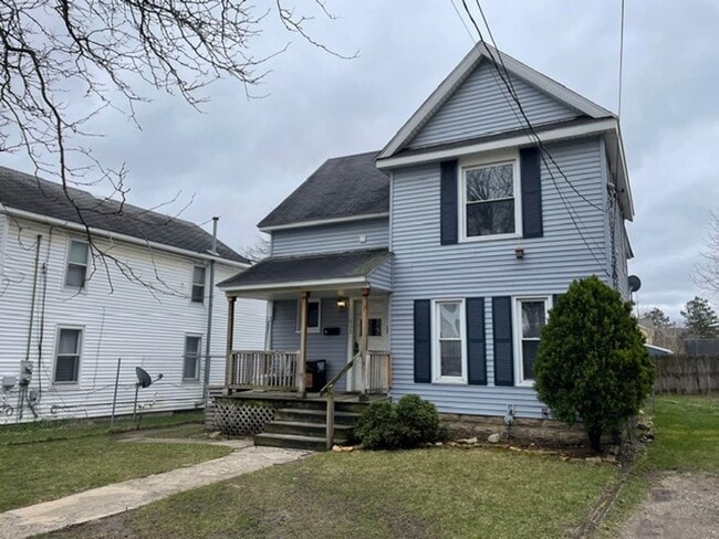 Building Photo - Newly Renovated 2 Bedroom Duplex