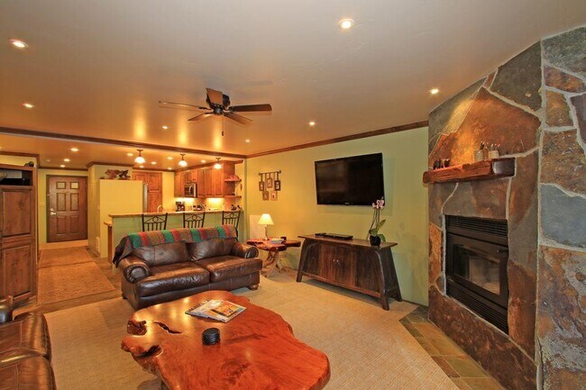 Foto del edificio - 826 Lakeview Blvd