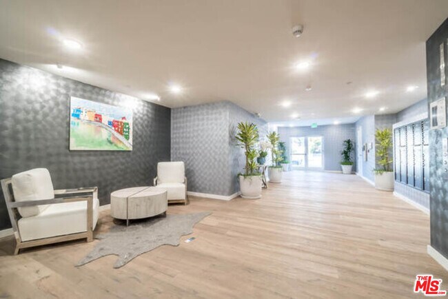 Building Photo - 850 S Crenshaw Blvd