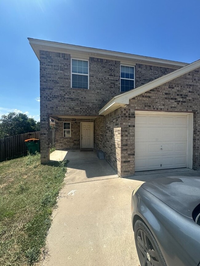 Building Photo - 808 Carla Kay Dr