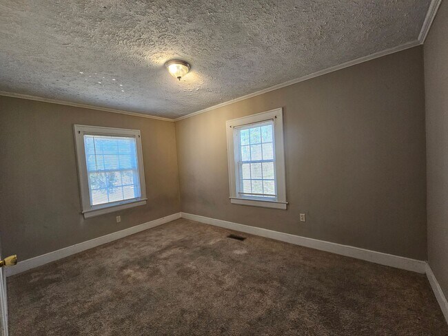 Building Photo - 2 bedroom 1 Bath Home Located in the Heart...