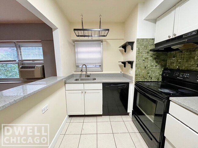 Foto del edificio - 4950 N Marine Dr