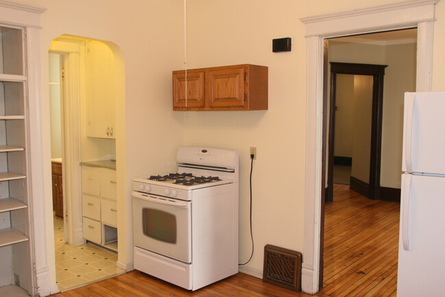 Kitchen w/new stove - 2707 Delaware St SE