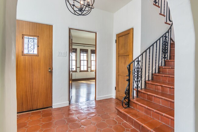 Building Photo - 2041 Fair Oaks Ave