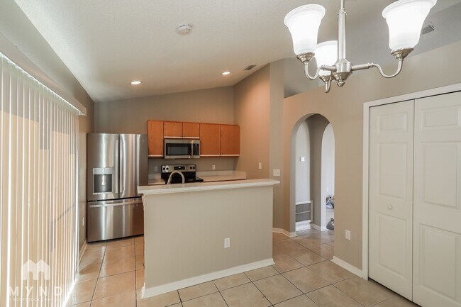 Building Photo - 5704 English Oak Dr S