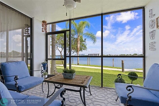 Foto del edificio - 113 Lake Emerald Dr