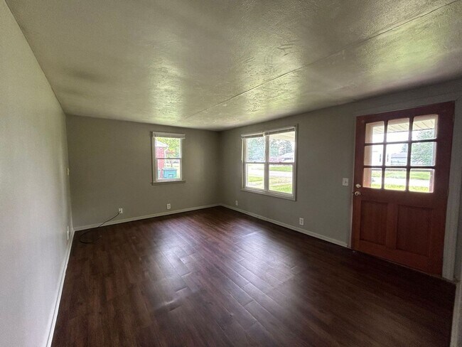 Building Photo - 2 Bedroom House-Large 2 Car Detached Garage