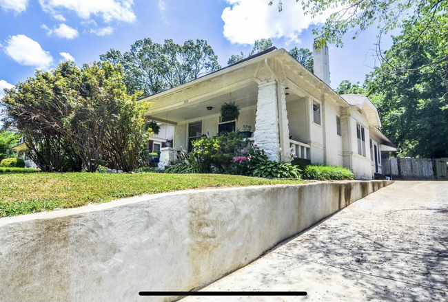 Outside of house with driveway - 1939 Nelson Ave