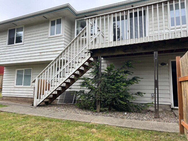 Building Photo - Spacious Home on Corner Lot Available!