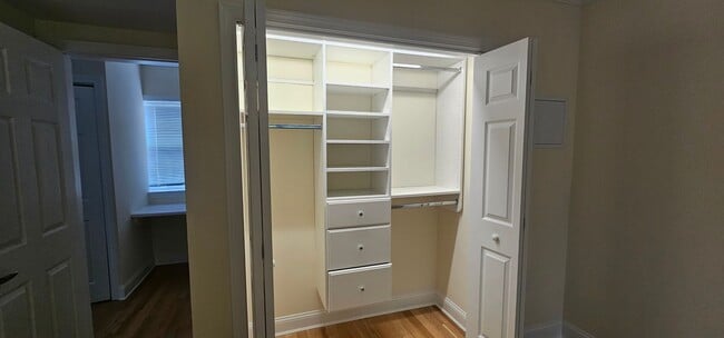Building Photo - Spacious, open layout townhouse on beautif...