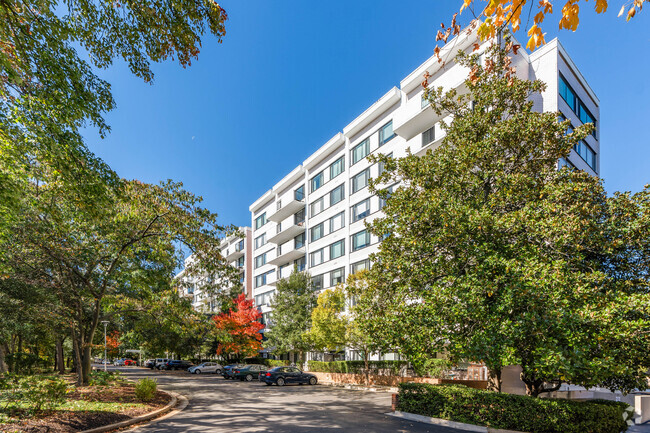 4501 Arlington Blvd - Chatham Condominiums