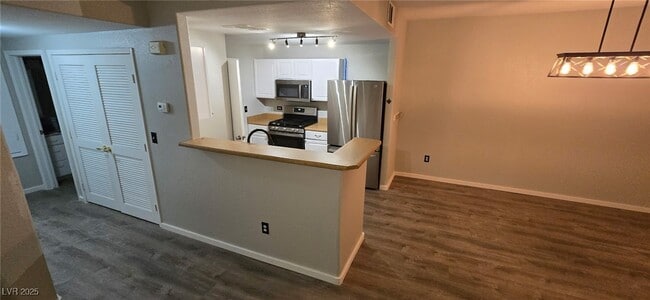 Building Photo - 8250 N Grand Canyon Dr