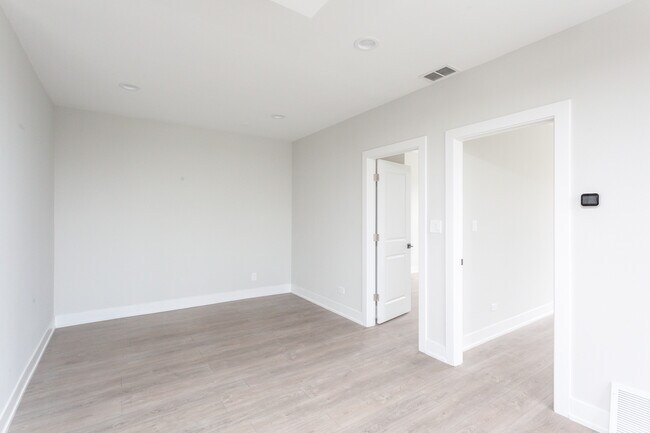 Foto del edificio - 818 W 18th St