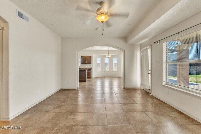 Foto del edificio - 14330 Woods Point Ave