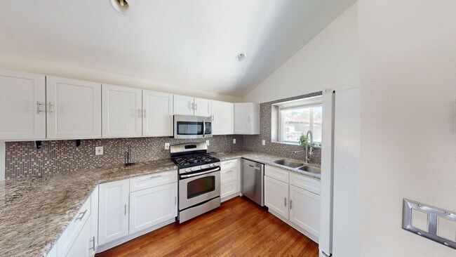 Building Photo - Stunning 2 Bedroom 2 Bath Home - Ideal Loc...