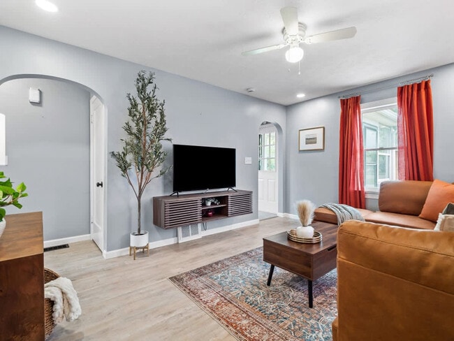 Building Photo - 1906 N Leavitt Rd