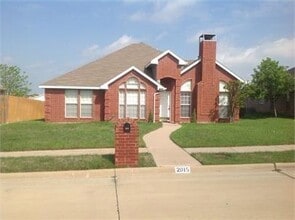 Building Photo - 2015 Silverway Ln