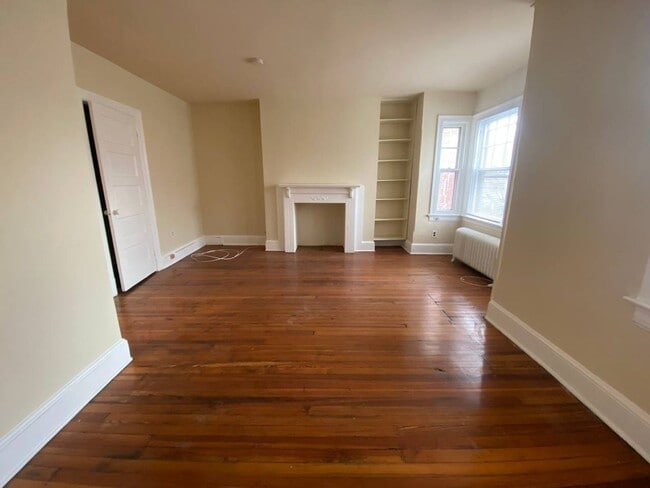 Foto del edificio - Incredibly Charming 3 Bedroom 2 Bath Victorian Style Farmhouse in Mount Pleasant! Just Steps From...