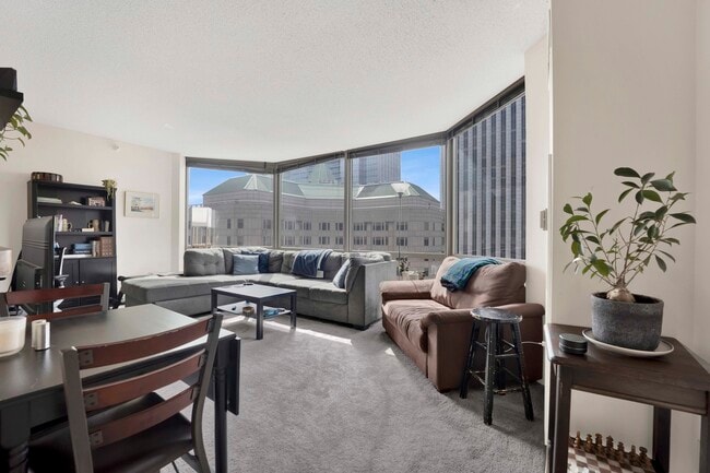 Building Photo - 222 N Columbus Dr