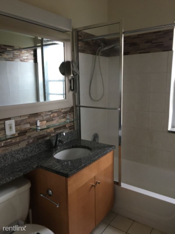Building Photo - 3547 W Dickens Ave