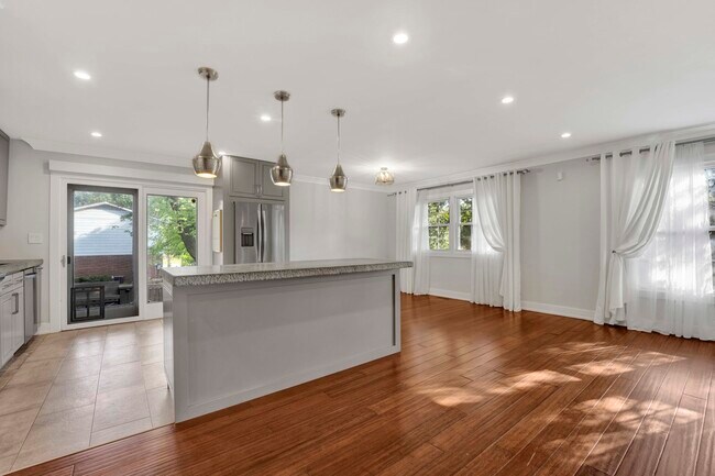 Foto del edificio - 2627 N Ridge Ave