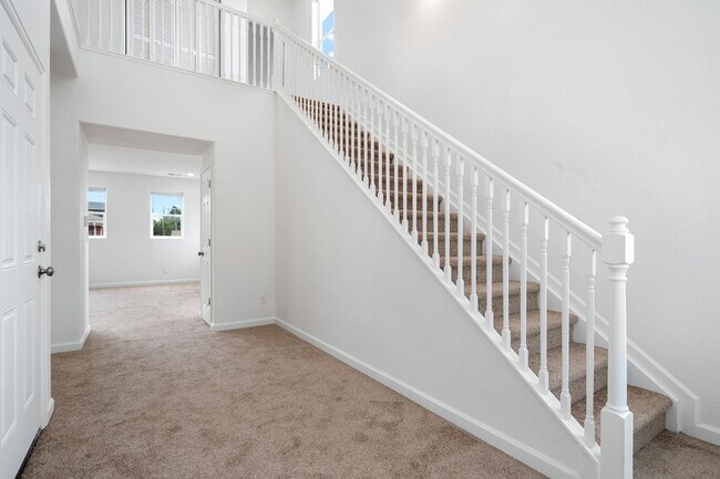Building Photo - 3 bed 2.5 bath townhome $500 move in speci...