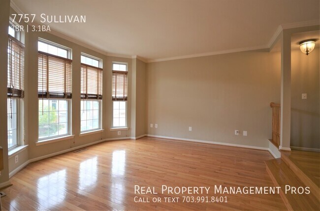 Building Photo - Beautiful TH in Island Creek of Alexandria!