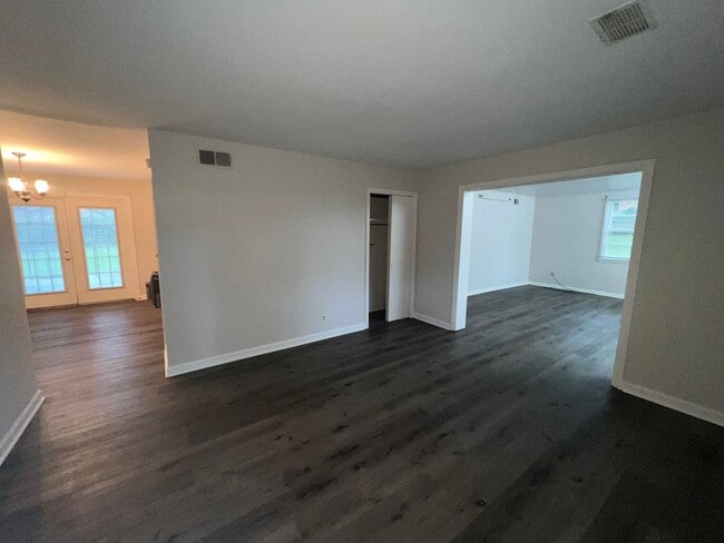 Foto del edificio - 4 bedroom  2 bathroom single family home