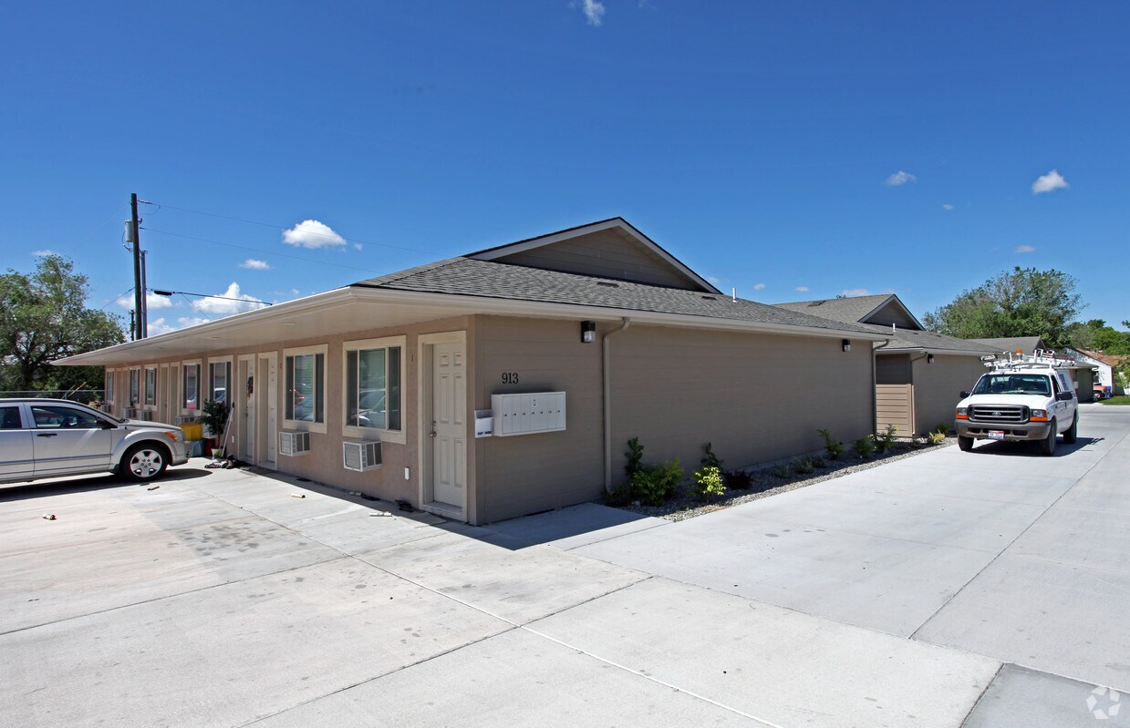 Primary Photo - 913-933 2nd Ave W