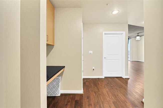 Building Photo - 5925 Almeda Rd