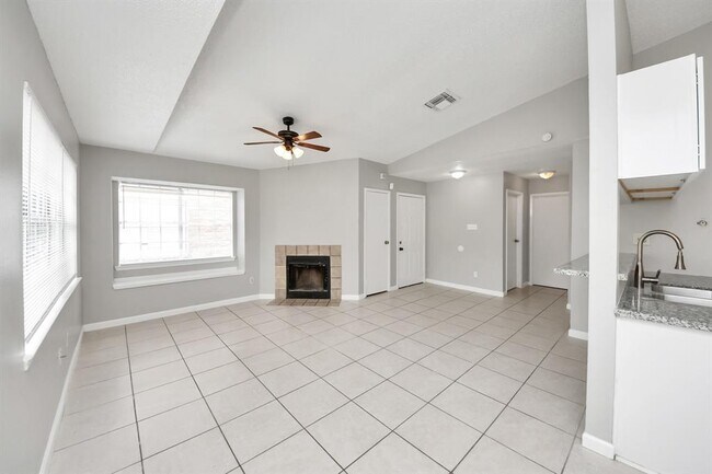 Foto del edificio - 5526 Farley Dr