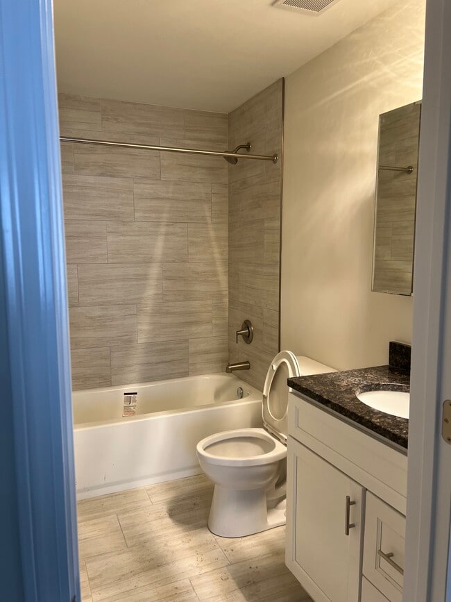 Building Photo - 435 Echo Ln