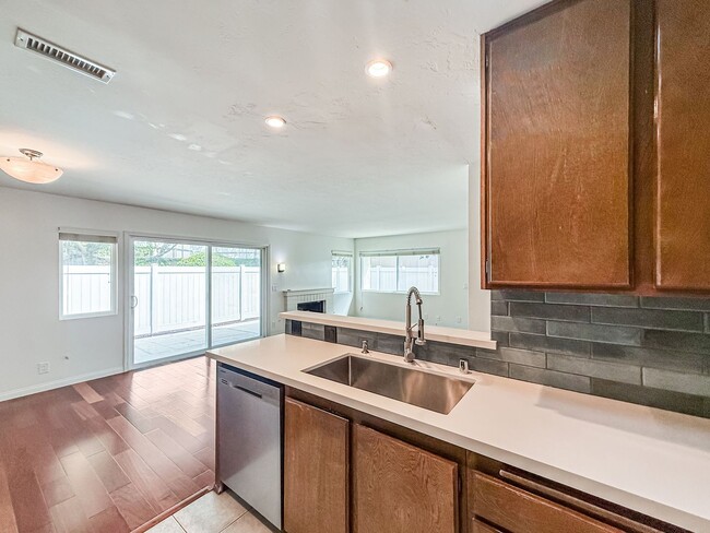 Building Photo - Nice 2B/2BA w/ Private Patio, A/C, Washer/...