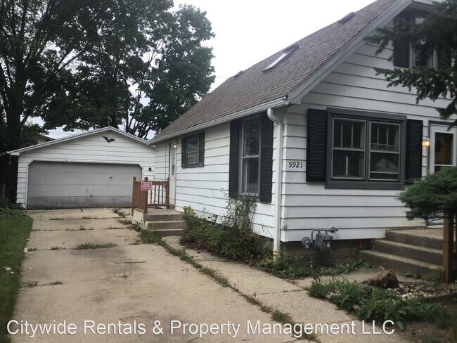 Building Photo - 2 br, 1 bath House - 5921 N 42nd St