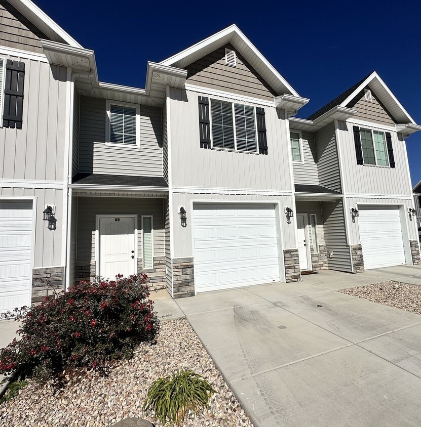 Primary Photo - **Move-In Discount** 3 Bed 2.5 Bath -Newer...