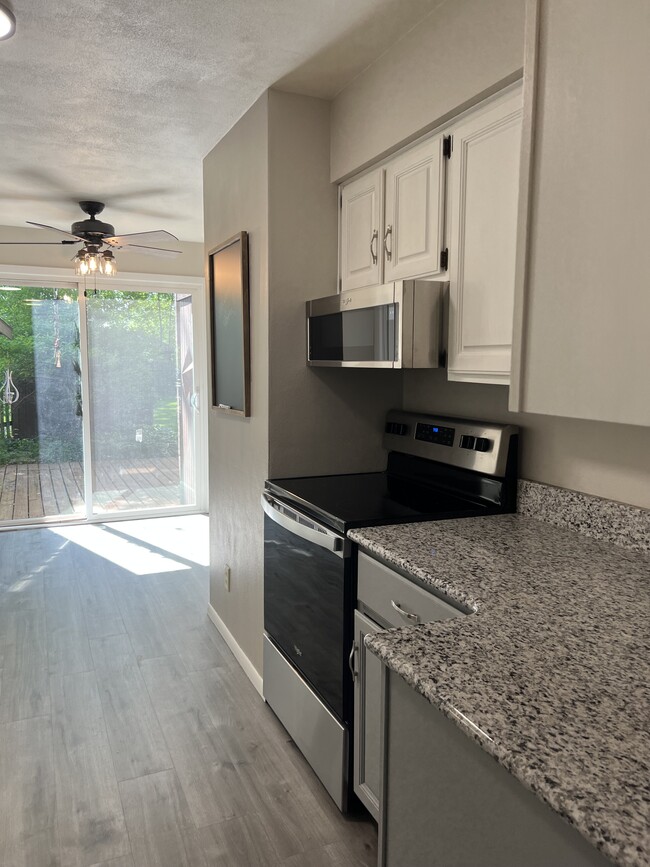 Building Photo - 102 Crab Apple Ct
