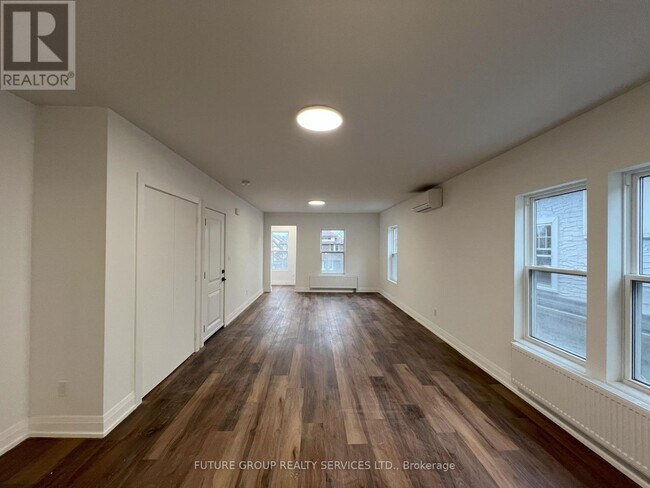 Photo du bâtiment - 4876-4876 Simcoe St