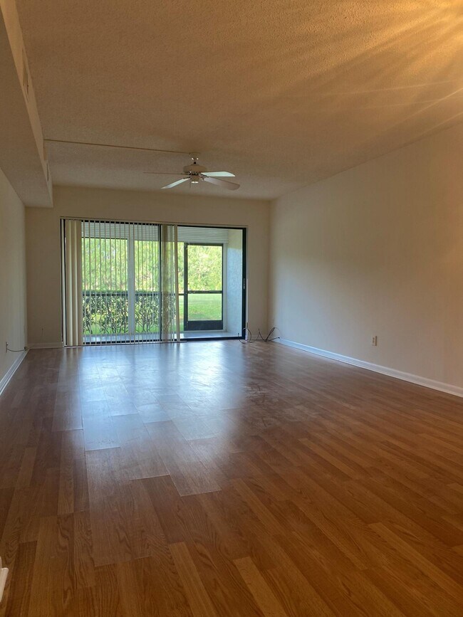Foto del edificio - 401 Pinecrest Cir