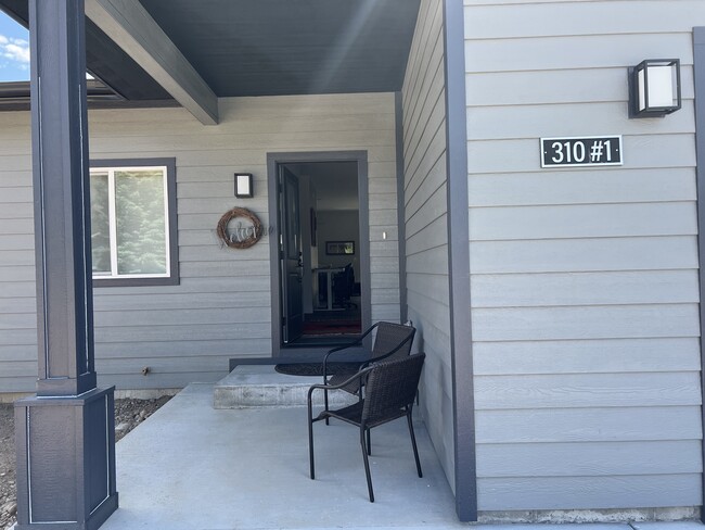 Building Photo - 310 Snake River Dr