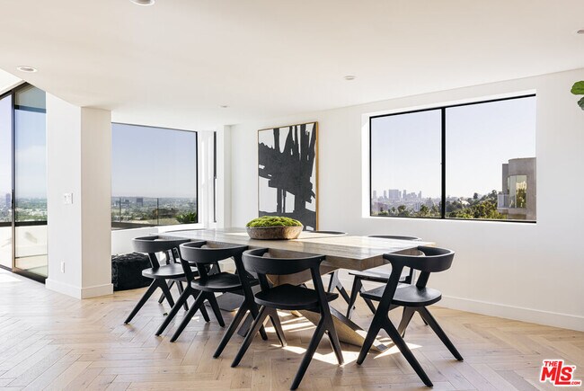 Foto del edificio - 7866 Fareholm Dr