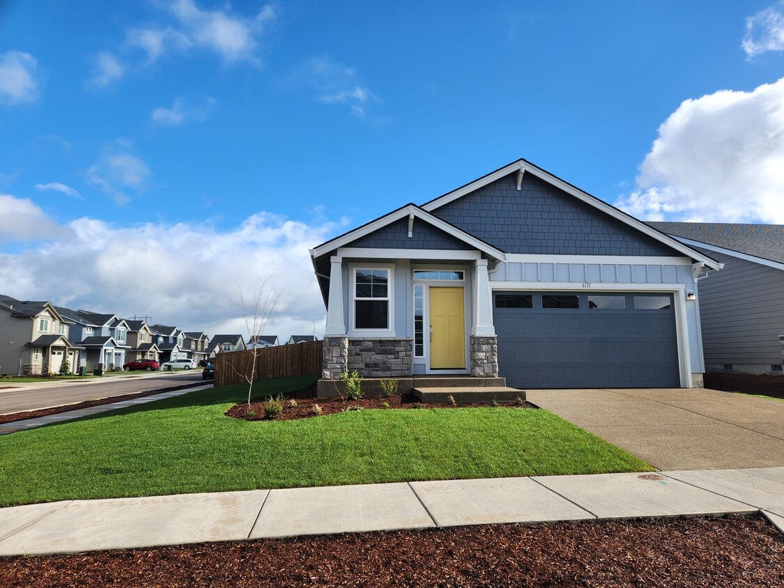 Foto principal - Available now! Newly Built 3 Bed / 2 Bath ...