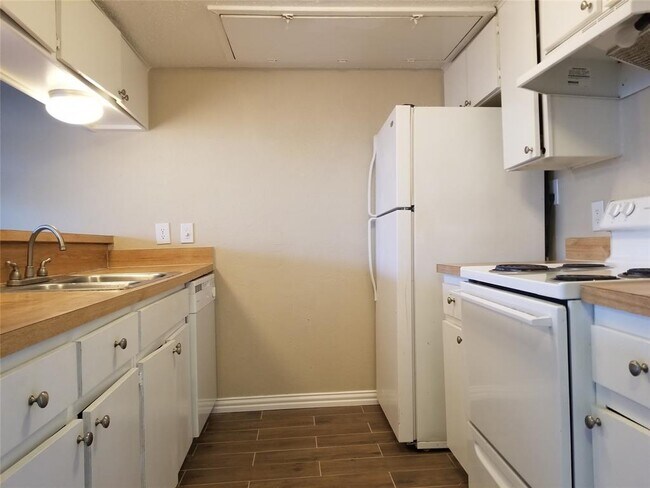 Building Photo - 4640 Country Creek Dr