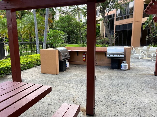 Building Photo - High-Floor Studio with Beautiful Golf Course & Mountain Views – Plaza Landmark