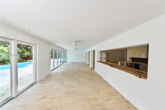 Foto del edificio - 455 NE 55th St