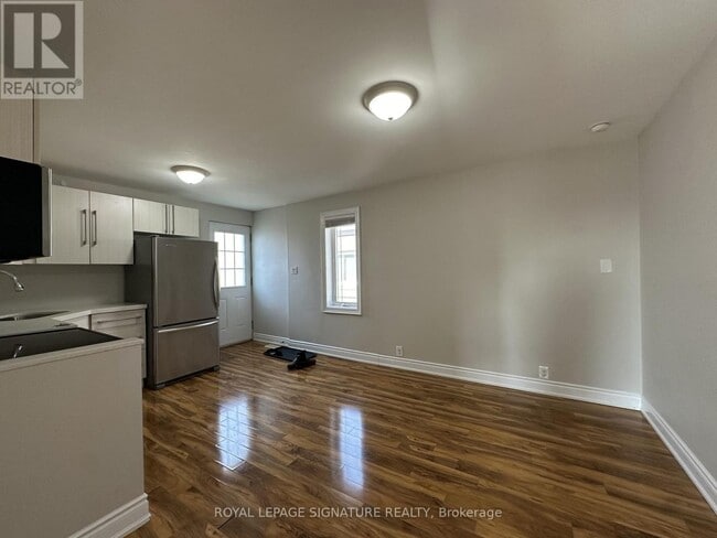 Photo du bâtiment - 899 Lakeshore Rd E