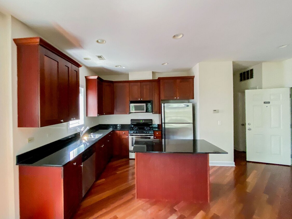 Foto principal - 3112 N Racine Ave