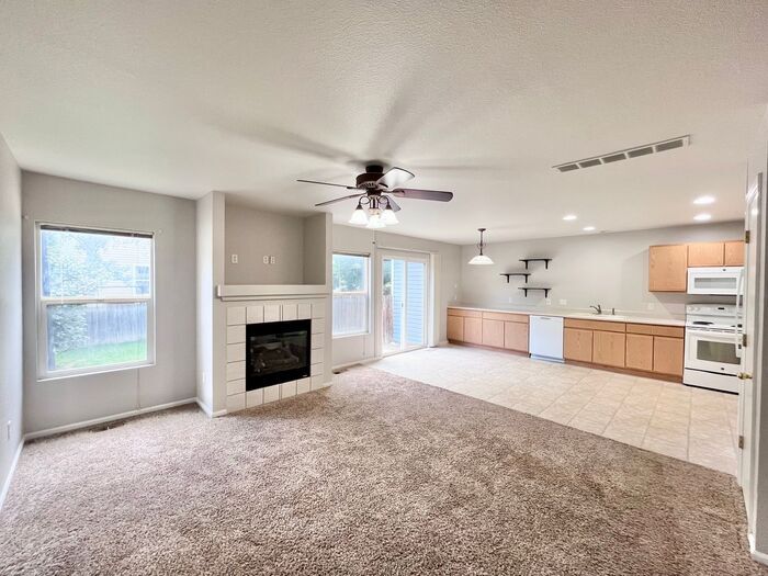 Beautiful 3 Bedroom 2 Bath Townhome with 2... - Beautiful 3 Bedroom 2 Bath Townhome with 2...
