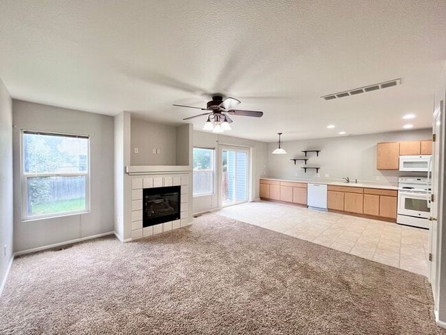 Beautiful 3 Bedroom 2 Bath Townhome with 2... - Beautiful 3 Bedroom 2 Bath Townhome with 2...