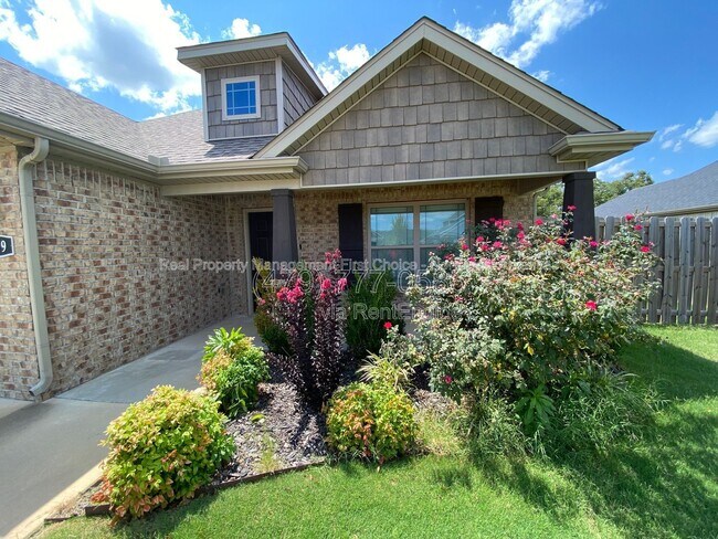 Building Photo - 109 S Geranium Ln
