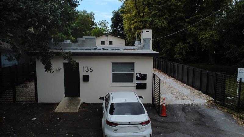 Foto principal - 136 NE 60th St